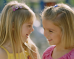 zwei lachende Mädchen