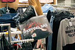 Frau beim Einkaufen in einem Modegeschäft