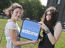 zwei Mädchen halten Europa Würfel