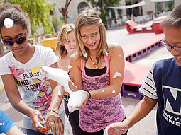 kinderaktiv Kinder beim Spielen mit Seifenblasen
