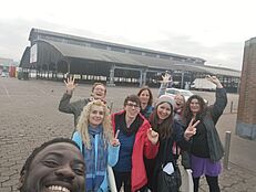Reisegruppe macht ein Selfie vor dem Großmarkt Anderlecht mit einem Mitarbeiter des Projekts Cultureghem