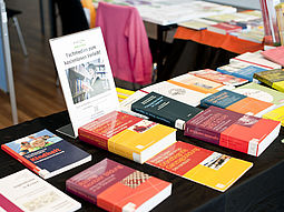 Bücher Tisch voller Bücher