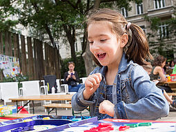Mädchen mit Brettspiel