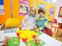 Zwei Mädchen mit Brettspiel