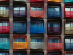 Haus mit verschiedenfarbigen Balkonen