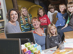 kinderinfo Mitarbeiterinnen der wienXtra-kinderinfo mit Kindern am Infopult