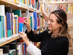 Frau in Bibliothek