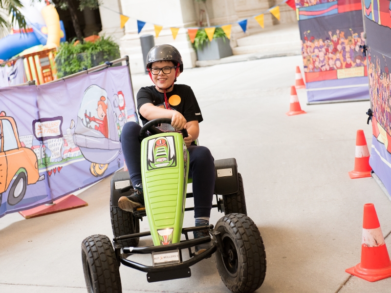 Ein Junge fährt Go-Kart bei der Fahrschule im Rathaus