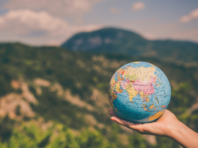 Eine Person hält einen Globus