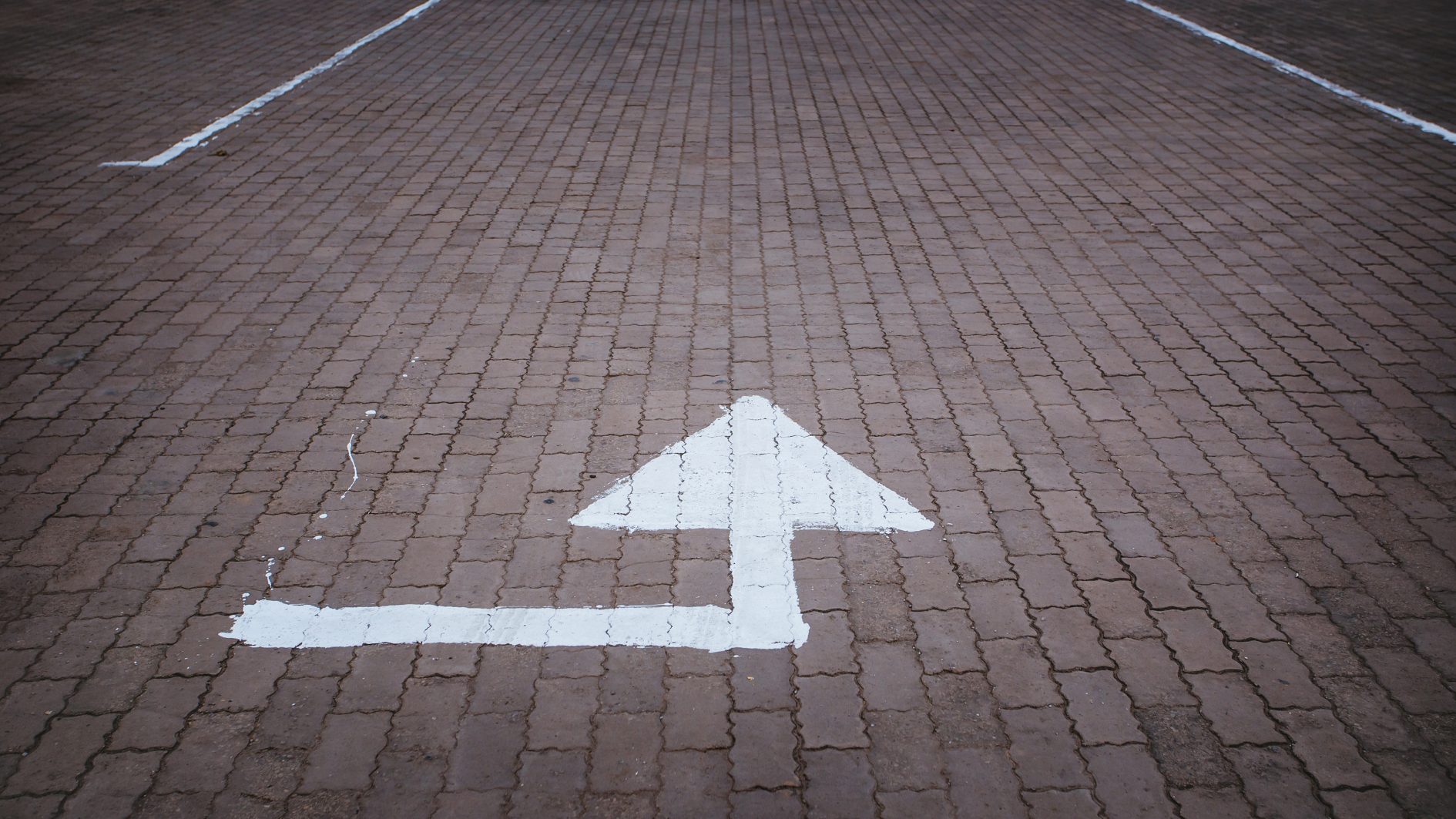 auf einer Straße ist ein Pfeil zur Orientierung gemalt