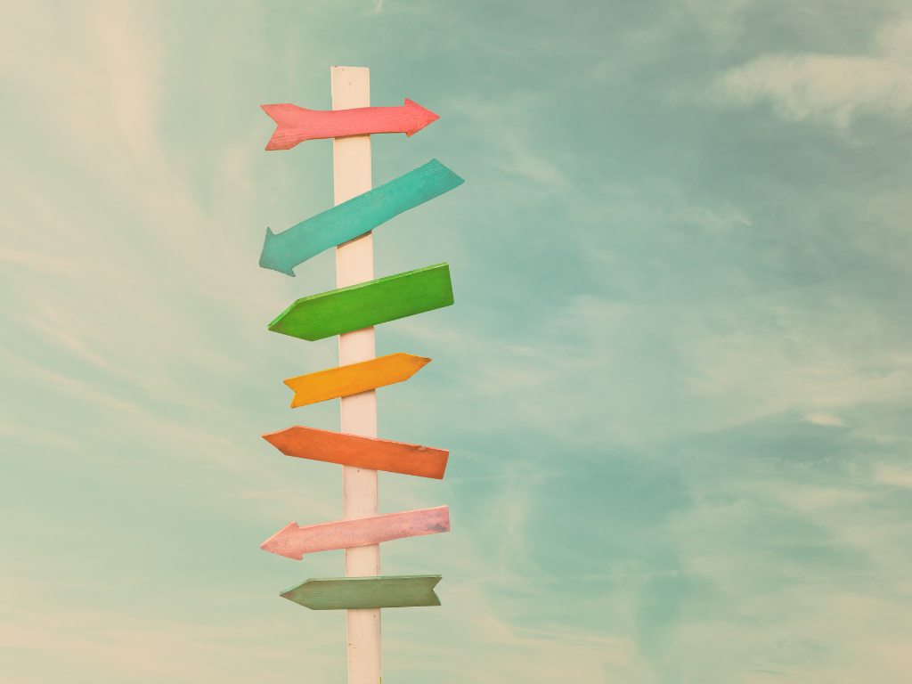 mehrere Schilder die in unterschiedliche Richtungen zeigen