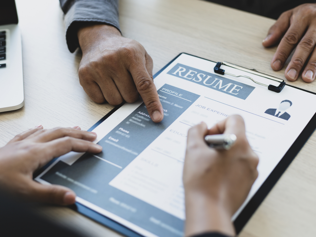 eine Person zeigt einer anderen Person ihre Bewerbung