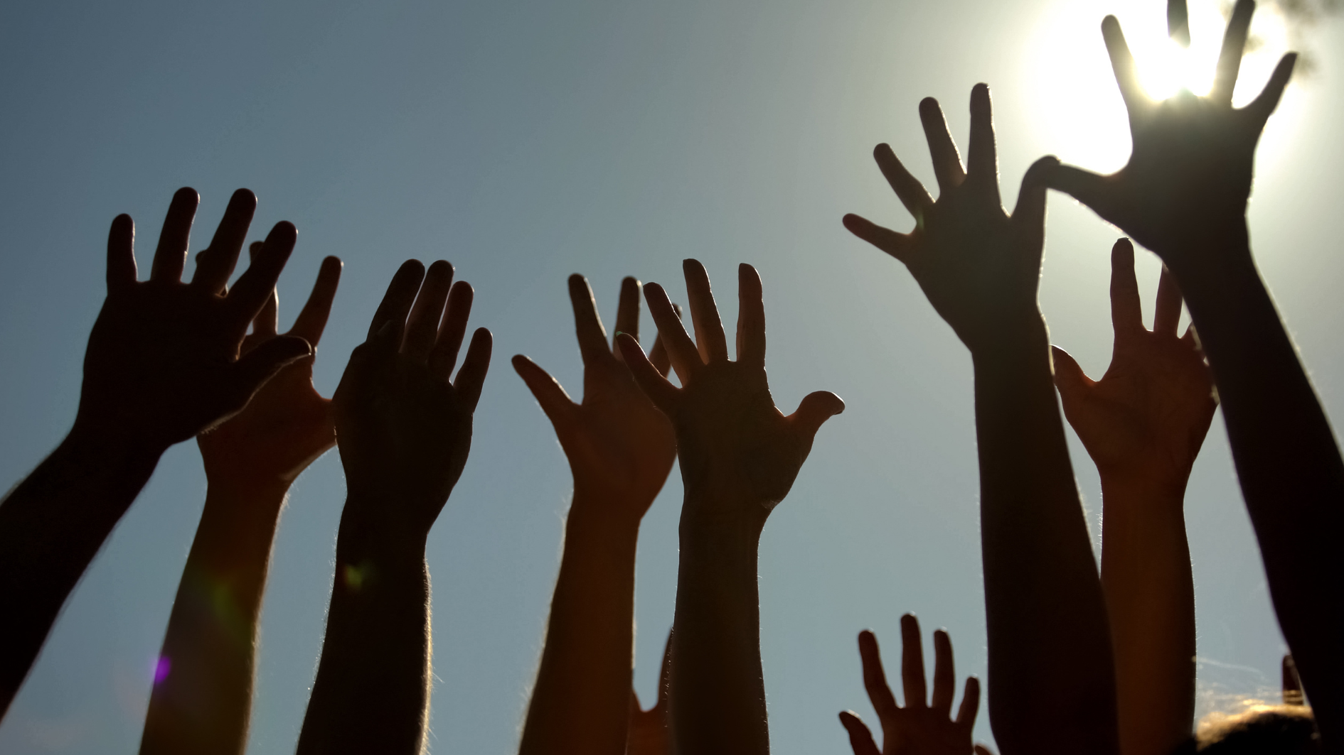 Hände die in die Luft gestreckt werden