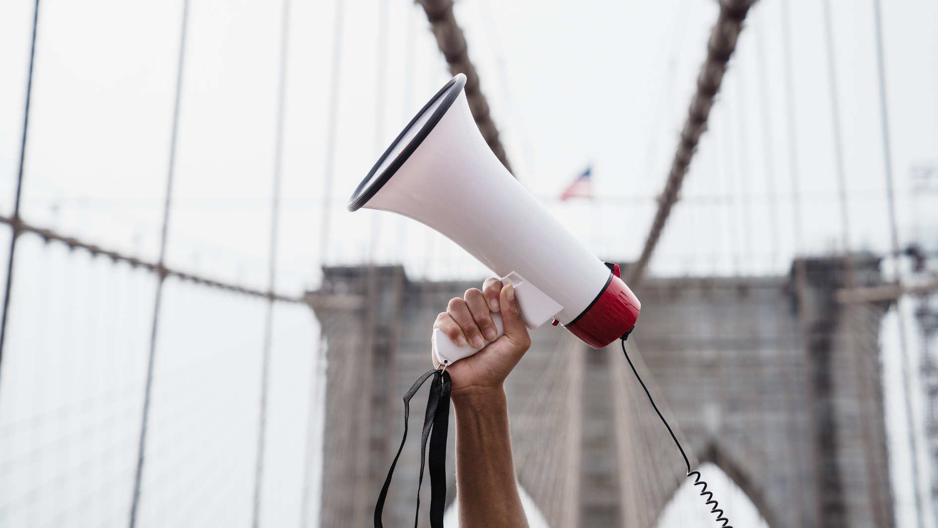 eine Person hält ein Megaphon