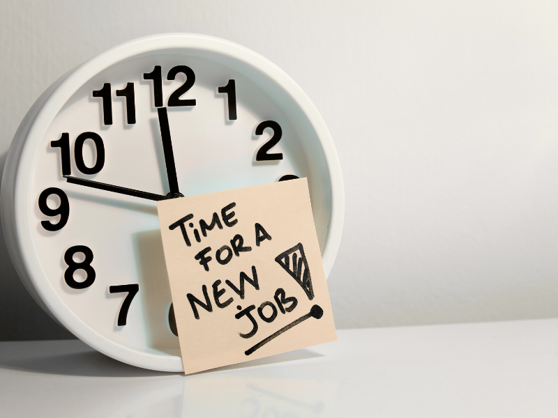 Eine Uhr mit einem Schild auf dem steht "Time for a new job"