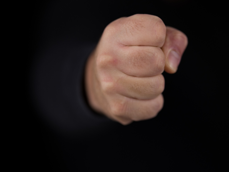 eine geballte Faust auf schwarzem Hintergrund