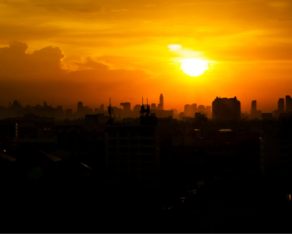 Skyline und Sonnenuntergang