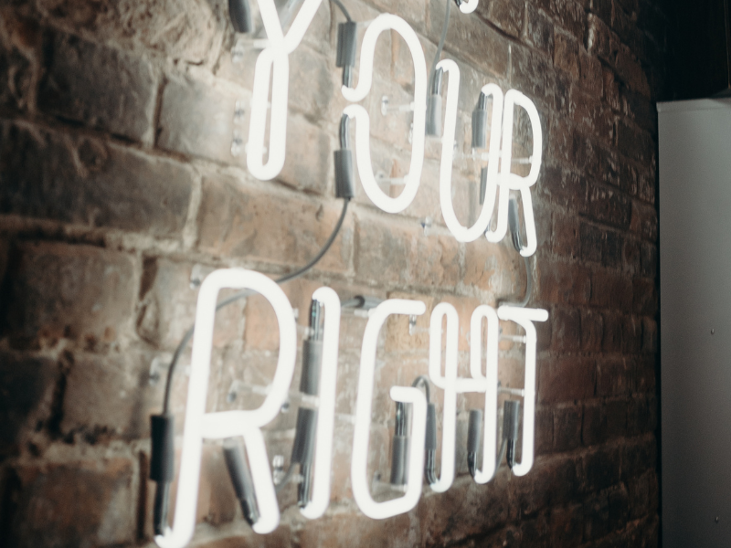 Eine Leuchtschrift mit den Worten "Your Right"