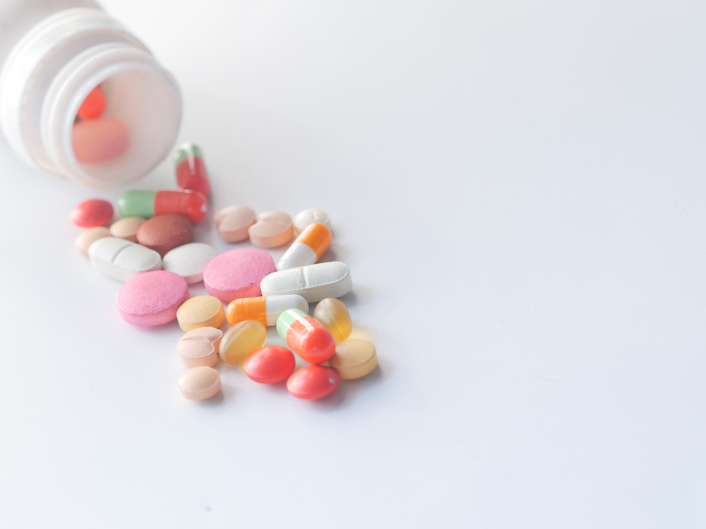 Eine Dose mit ausgeleerten Medikamenten auf einem weißen Hintergrund