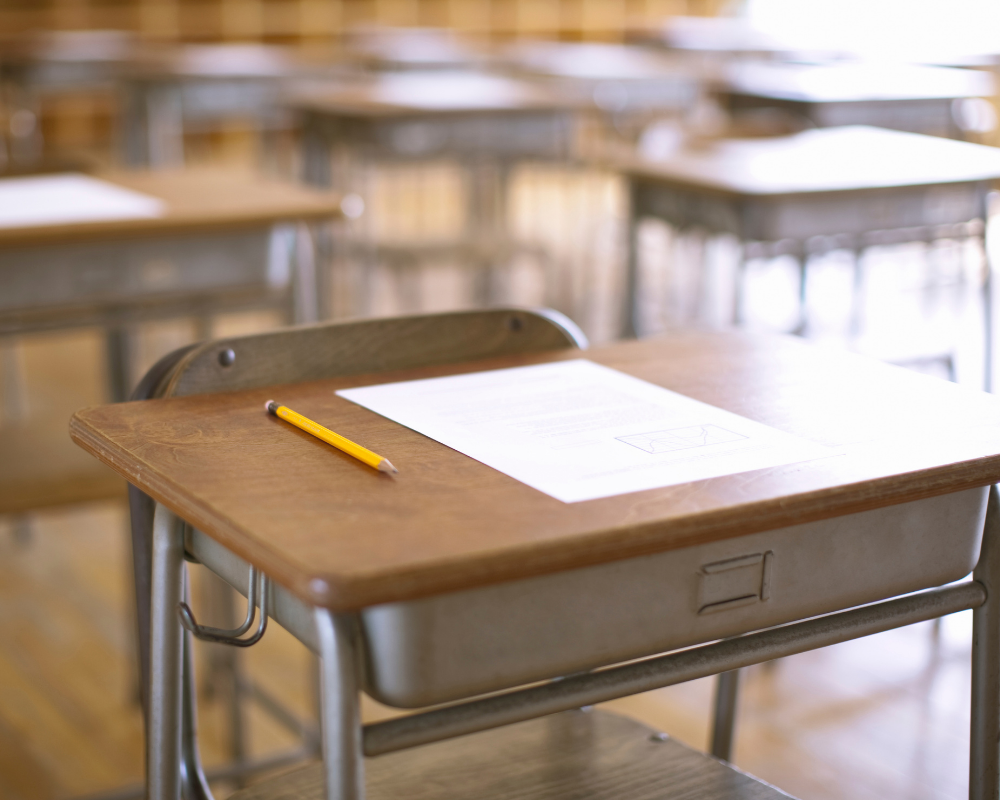 Auf einer Schulbank liegt eine Prüfung