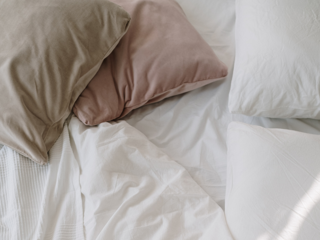 Bettwäsche mit braunen und weißen Bezügen