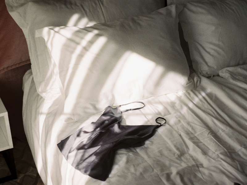 Ein Top liegt auf einem Bett