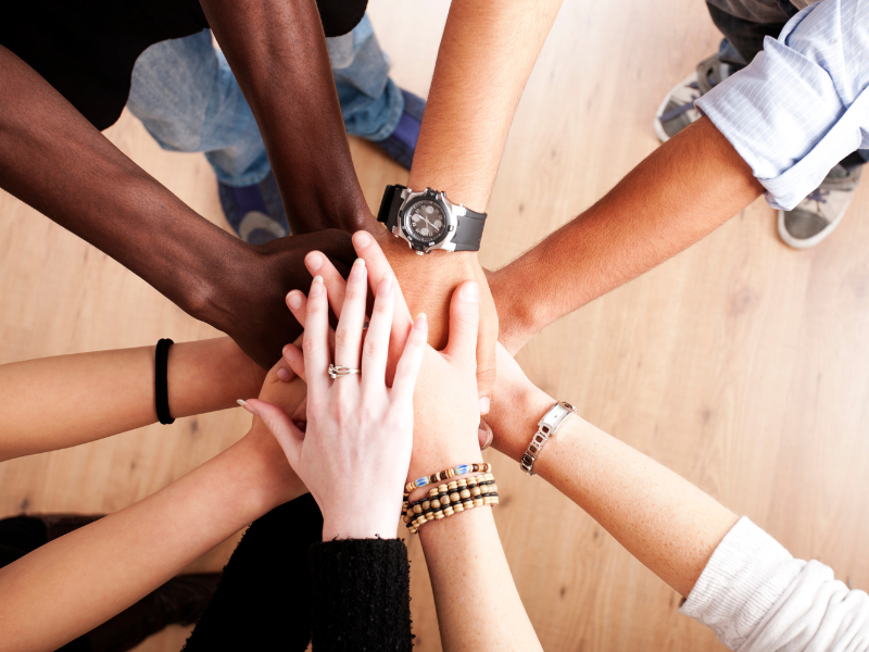 Personen halten ihre Hände zusammen