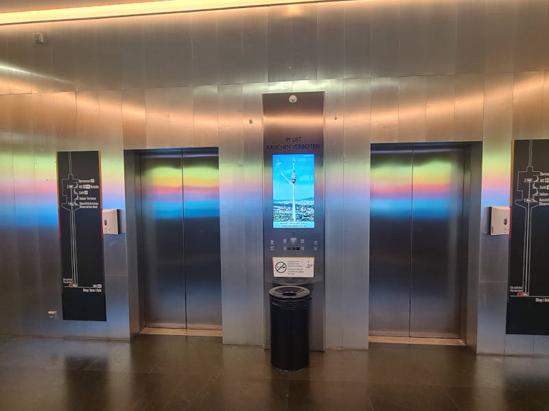 Aufzüge Aufzüge den Donauturm hinauf.