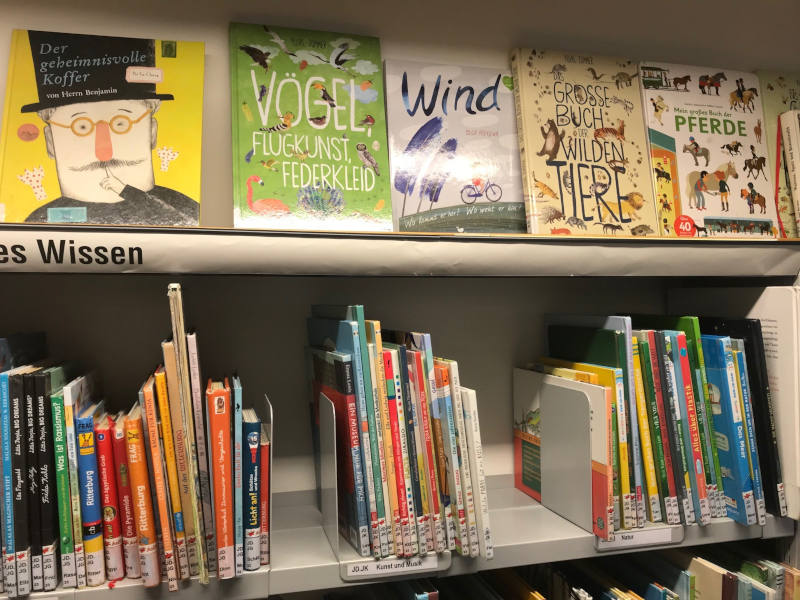 Kinderbücher Kinderbücher im Regal der Bücherei Wien
