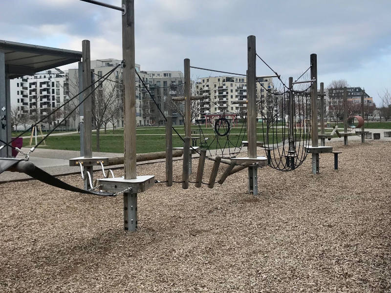 Niedrigseilspiele im Krischblütenpark