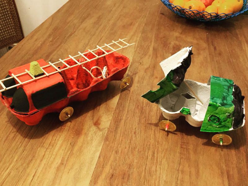 Eierkarton-Fahrzeug Feuerwehrauto und grünes Auto aus Eierkartons.