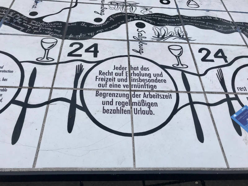 Menschenrecht auf Freizeit vom Künstler Françoise Schein Teller zum Menschenrecht auf Freizeit am Platz der Menschenrechte im 7. Bezirk