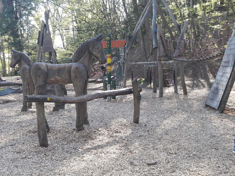 Holzpferde Holzpferd auf einem Spielplatz