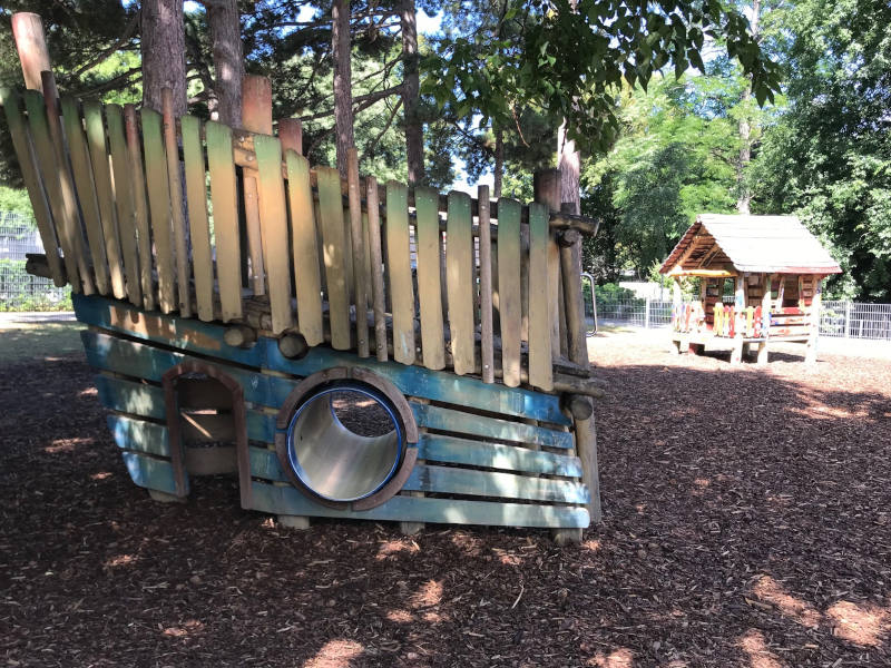 Teil eines Holzbootes am Spielplatz im Währinger Park