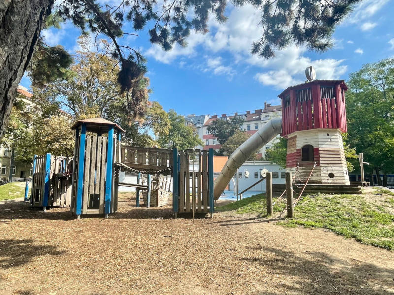 Wasser-Spielplatz Max-Winter-Park Kletterturm mit Rutsche