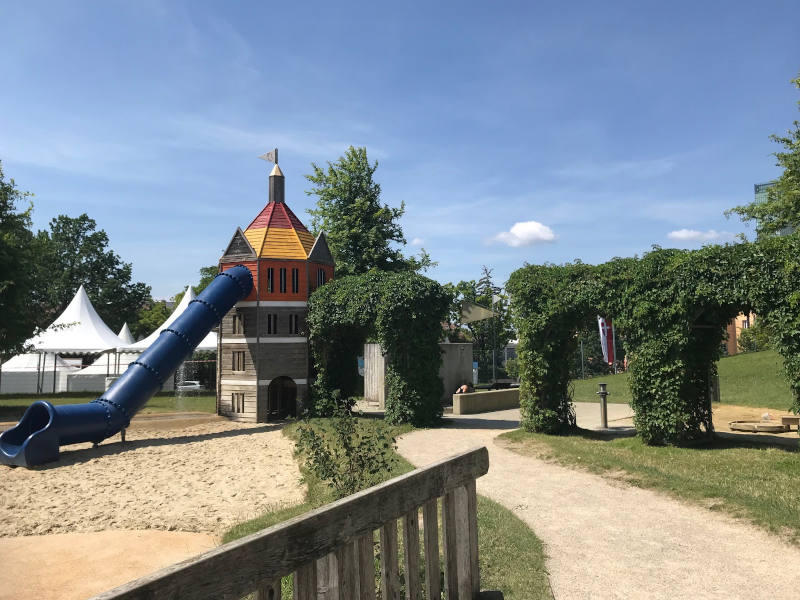 Rutsche am Wasserspielplatz Favoriten Rutsche von einem Miniatur-Wasserturm