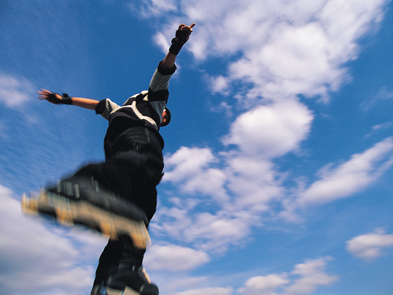 Skaten Ansicht von unten auf Person mit Rollschuhen