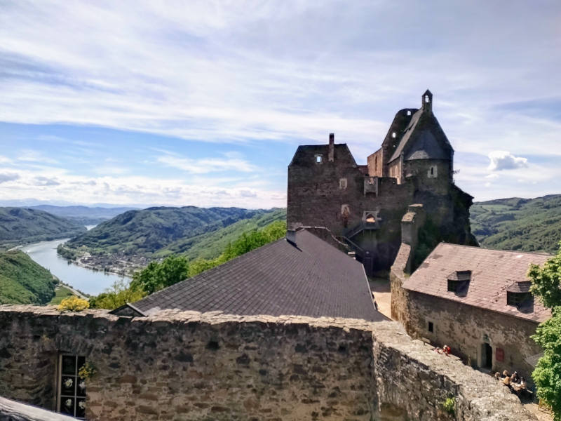 Burg Aggstein Burg mit Donau im Hintergrund