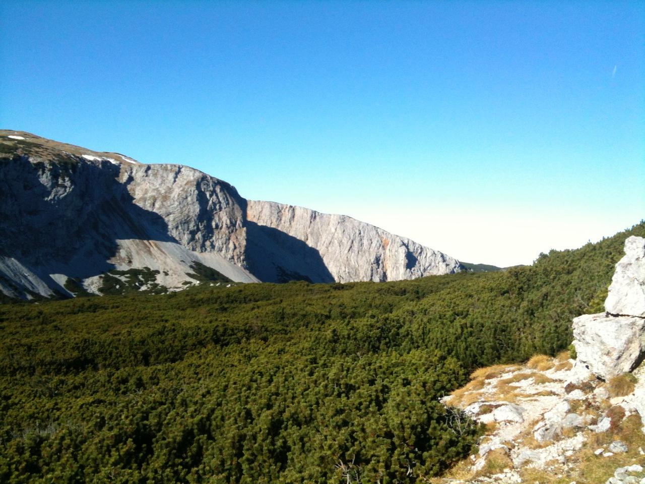 Rax Blick in Tal mit blauem Himmel