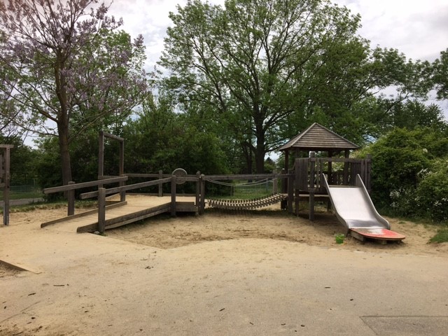 Inklusives Spielgerät Spielplatz für Alle in Oberlaa