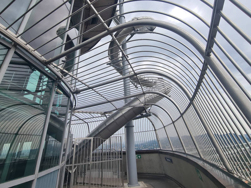 RutscheAußen Rutschenansicht von außen, eine Abwertsspirale.