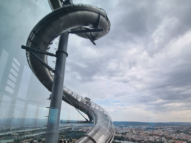 RutscheAußen Rutschenansicht von außen, eine Abwärtsspirale.