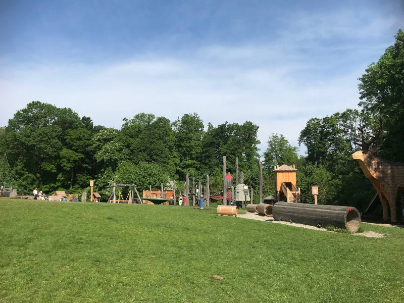 SpielplatzAmHimmel Park, verschiedene Spielgeräte hintereinander zum Balancieren, Klettern, Schaukeln, etc.