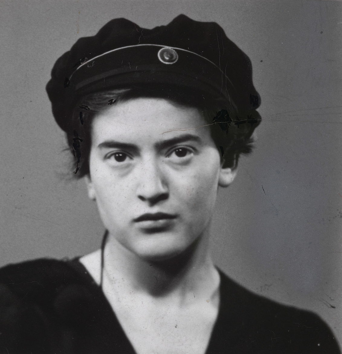 Maturafoto Ruth Maier Eine schwarz-weiß Foto einer jungen Frau