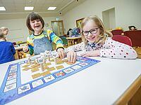 Mädchen spielen Ausgefuchst