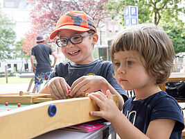 Mädchen und Bub beim Spielen