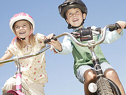 Kinder auf Fahrrädern Kinder auf Fahrrädern