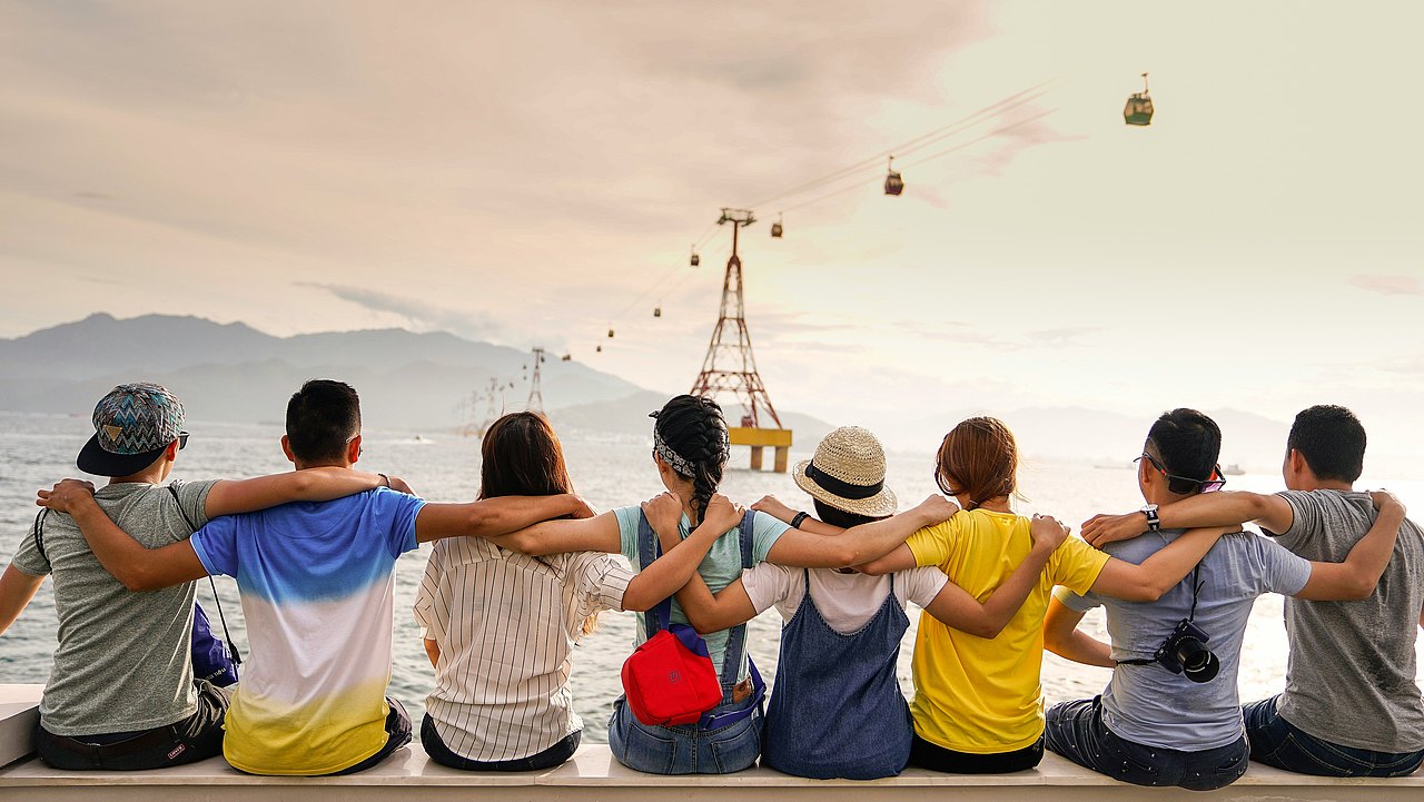 Menschen, die aufs Meer schauen, von hinten