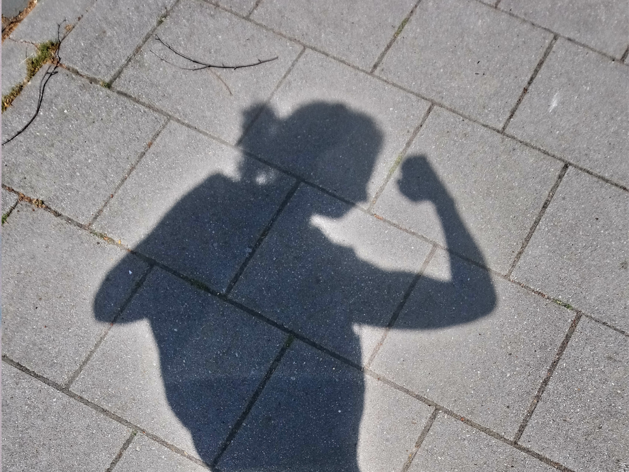 Schatten einer Person die Kampfsport macht