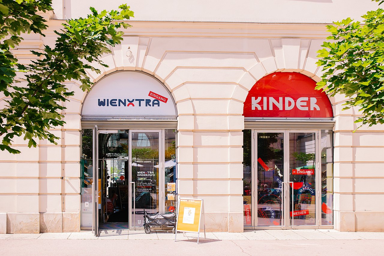 250614_MG_0487 Frontalansicht von Gebäude mit zwei großen Türen